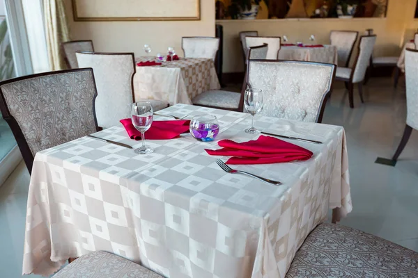 Vaciar vasos y platos en un nuevo restaurante de lujo interior con mesas cubiertas — Foto de Stock