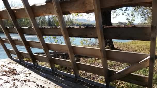 Stará chata na břehu horské řeky v letní slunečný den — Stock video