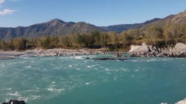 Dağ nehir, turkuaz su, yaz ve sonbahar Panoraması