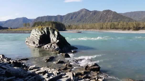 Panorama del río de montaña, agua turquesa, verano y otoño — Vídeos de Stock