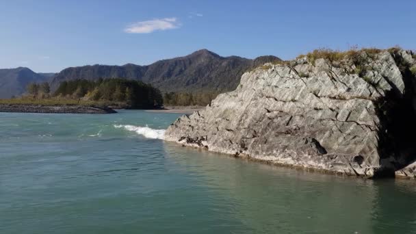 Панорама гірської річки, бірюзової води, літа та осені — стокове відео