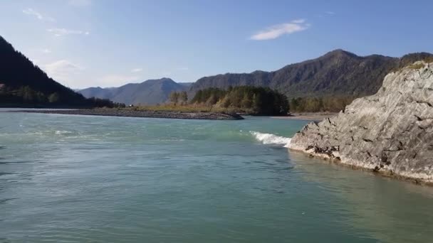 Panorama mountain river, turkost vatten, sommar och höst — Stockvideo