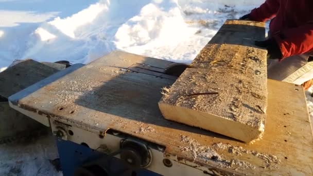 Young man repairing, circular saw, winter on the street, in the countryside — Stock Video