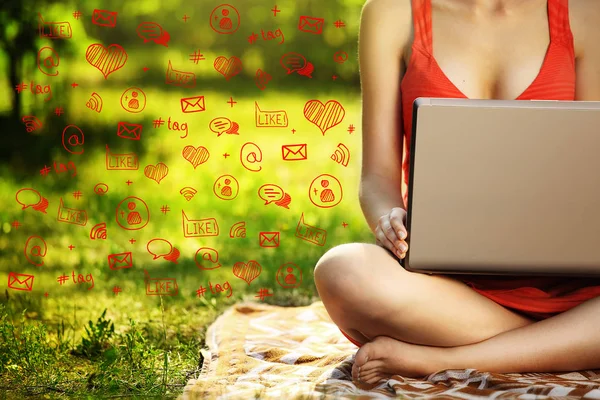 Giovane donna con computer portatile sul parco erba verde, infografica — Foto Stock