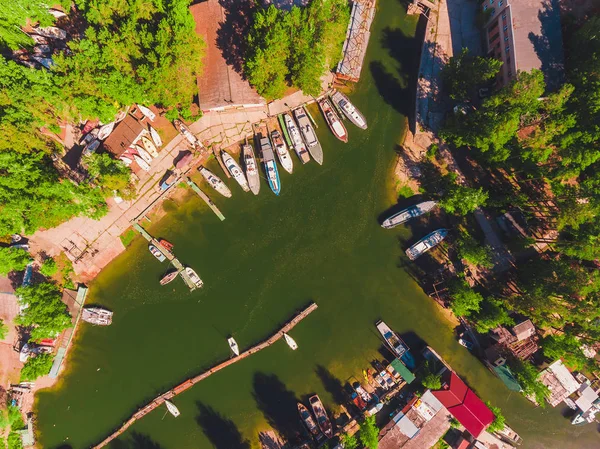 Vista aérea a la estación de botes en laguna Barcos amarrados y yates —  Fotos de Stock
