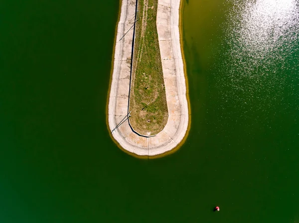 Vista aérea del rompeolas en el mar, topo, muelle, agua de corte —  Fotos de Stock