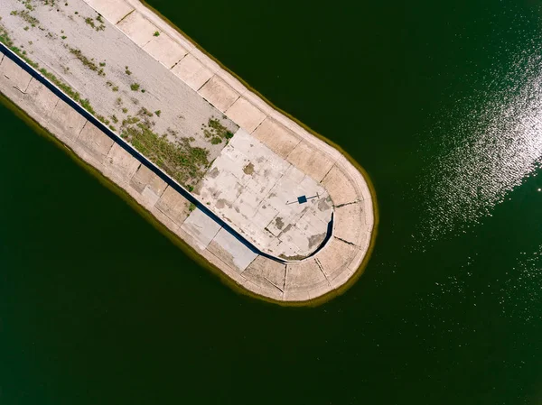 Vista aérea del rompeolas en el mar, topo, muelle, agua de corte —  Fotos de Stock
