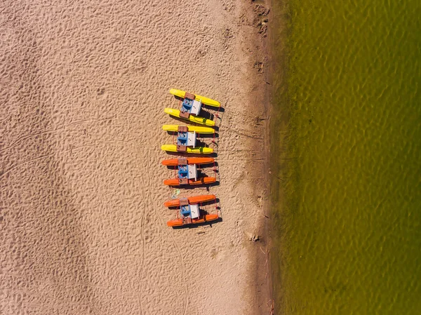 Панорама вид с воздуха на пляж, катамараны, водный велосипед — стоковое фото