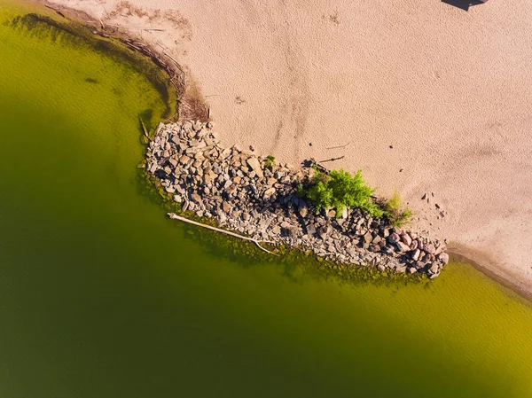 Aerial view of ocean beach. Sand beach and sea view from above. Beach aerial view of ocean water and sand shore. — Stock Photo, Image