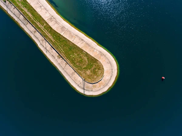 Vista aérea del rompeolas en el mar, topo, muelle, agua de corte —  Fotos de Stock