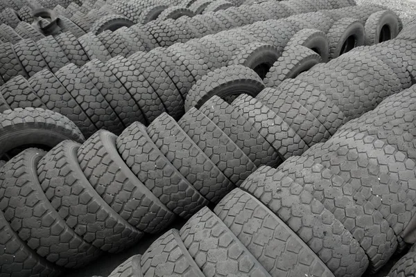 Warehouse of old used tires outdoors, old wheels — Stock Photo, Image