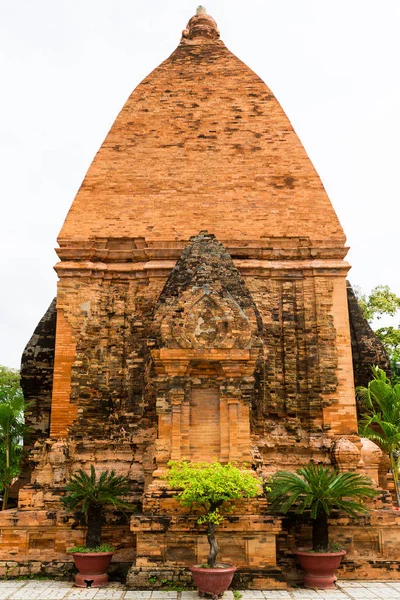 Starý vietnamský chrám Tyam věží Po Nagar Cham tower, Nha Trang — Stock fotografie