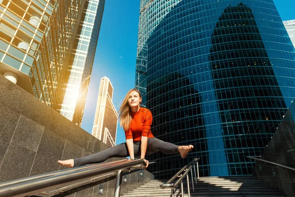Молодая девушка занимается йогой на открытом воздухе в городе — стоковое фото