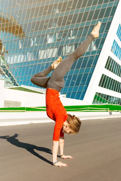 Genç kız açık havada şehirde yoga yaparken — Stok fotoğraf