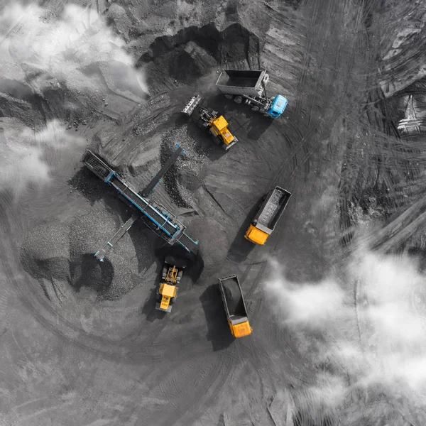Mina poço aberto, seleção de raças, carvão de mineração, indústria extrativa — Fotografia de Stock