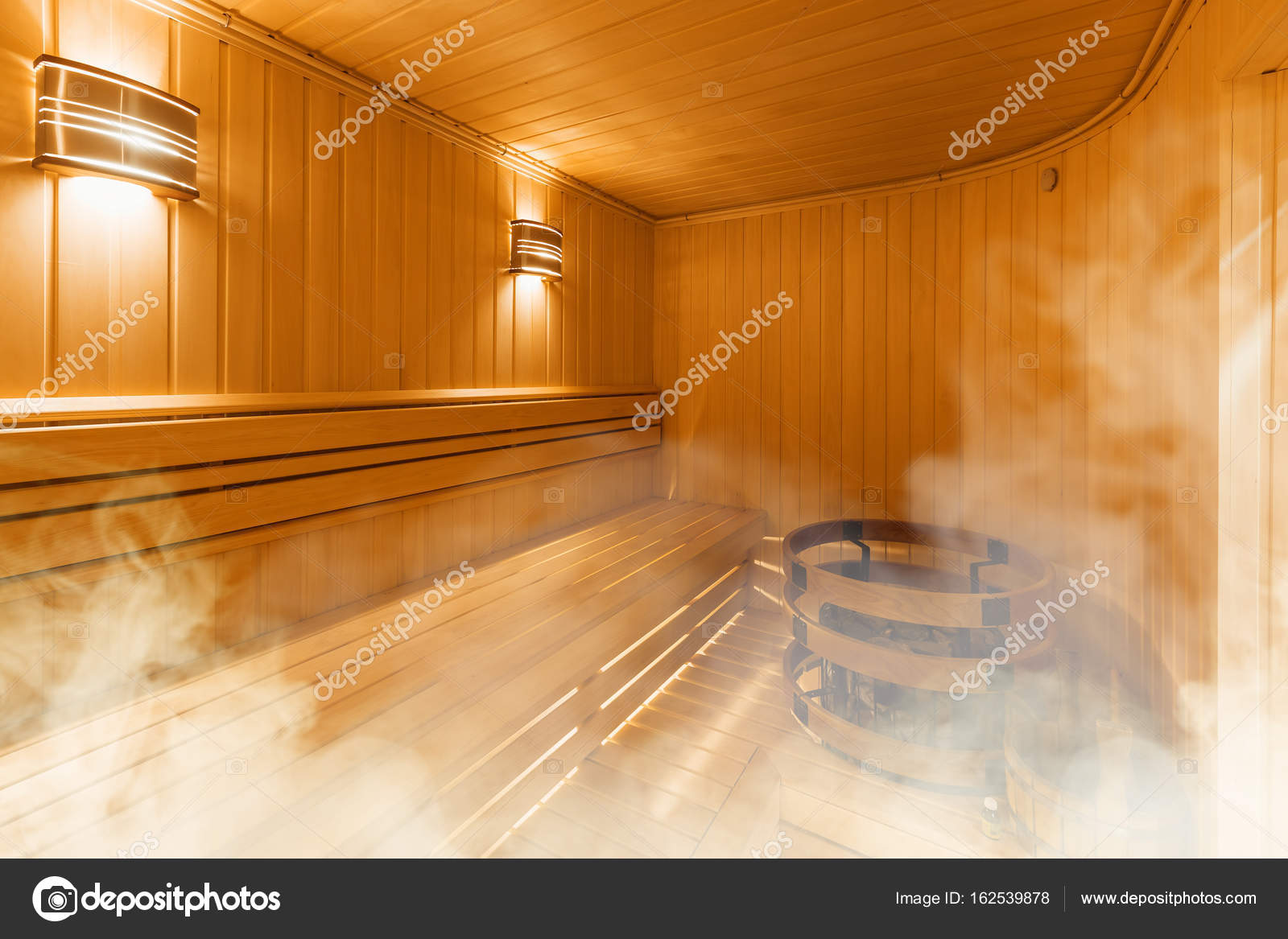 Interior de la sauna finlandesa. Sauna de madera clásica. Baño