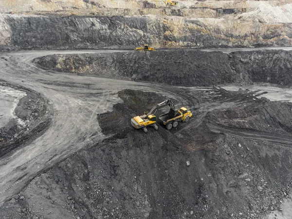 Vista aérea mina a cielo abierto, carga de roca, minería de carbón, industria extractiva —  Fotos de Stock