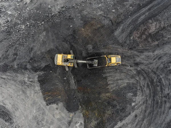 Luchtfoto open pit mine, laden van rock, mijnbouw kolen, winningsindustrie — Stockfoto