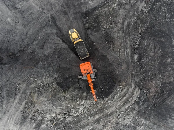 Vista aérea mina a céu aberto, carregamento de rocha, carvão de mineração, indústria extrativa — Fotografia de Stock