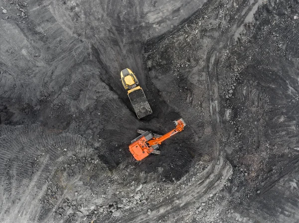 Vue aérienne mine à ciel ouvert, chargement de roches, charbon minier, industrie extractive — Photo