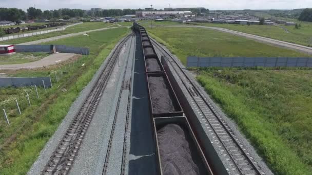 Vue aérienne UHD 4K de train de marchandises avec wagons et train debout avec charbon — Video