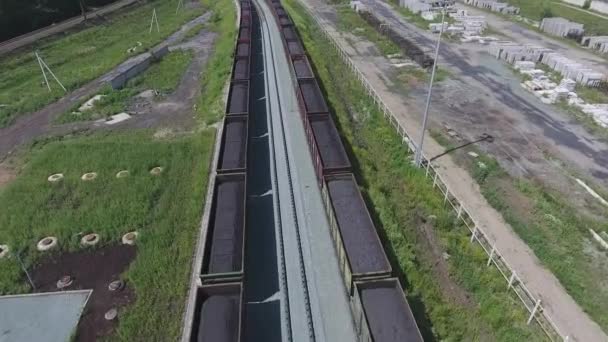 Εναέρια άποψη Uhd 4k freight train με άμαξες και στέκεται τρένο με άνθρακα — Αρχείο Βίντεο