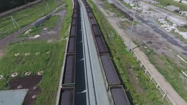 Freight train 装上大车和煤站列车到 4k 的鸟瞰图 — 图库视频影像