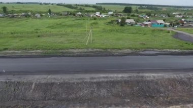 UHD, ülke road köyde orman, banliyösünde, köy, yukarıda vurdu panorama havadan görünümü