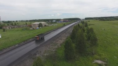 UHD, ülke road köyde orman, banliyösünde, köy, yukarıda vurdu panorama havadan görünümü