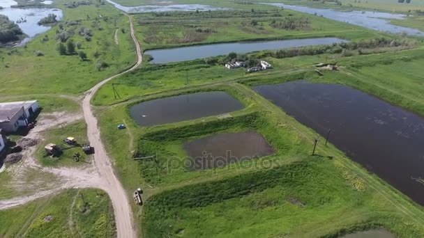 Vista aérea de piscifactoría, piscifactoría en jaula, lago con alevines — Vídeo de stock