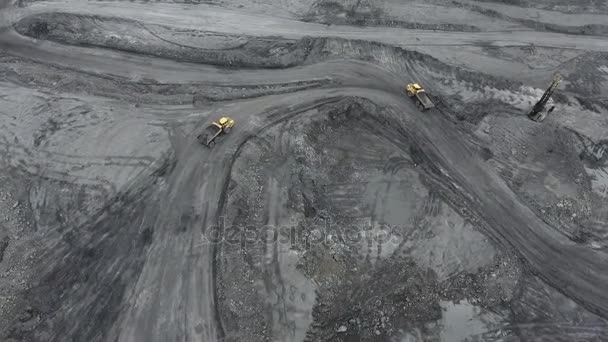 Vista aérea método aberto de mineração de carvão, antracite, baleias, caminhões basculantes — Vídeo de Stock