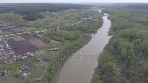 Panorama vue aérienne UHD prise sur rivière, village cottage, en forêt, banlieue, village, au-dessus 