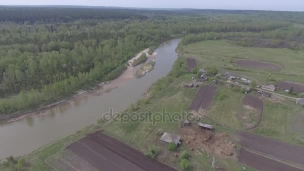 Vista aerea panoramica UHD girato sul fiume, villaggio cottage, nella foresta, sobborgo, villaggio, sopra — Video Stock