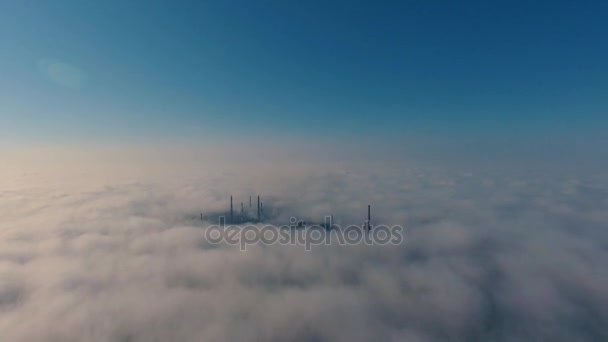 Vue Aérienne. Voler dans le brouillard, voler dans le brouillard. Caméra aérienne prise. Vol au-dessus des nuages vers le soleil. Météo brumeuse, vue d'en haut. — Video