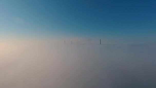 Vista aérea. Voando no nevoeiro, voando na névoa. Câmara aérea disparada. Voar acima das nuvens em direção ao sol. Tempo nebuloso, vista de cima. — Vídeo de Stock