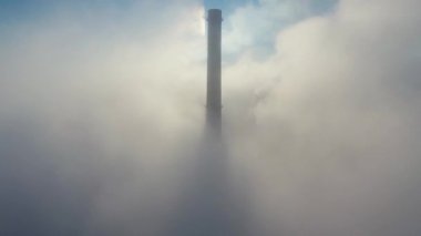 Hava görüntüsü. Sisin içinde uçmak, sisin içinde uçmak. Hava kamerası görüntüsü. Bulutların üzerinden güneşe doğru uç. Sisli hava, yukarıdan manzara.