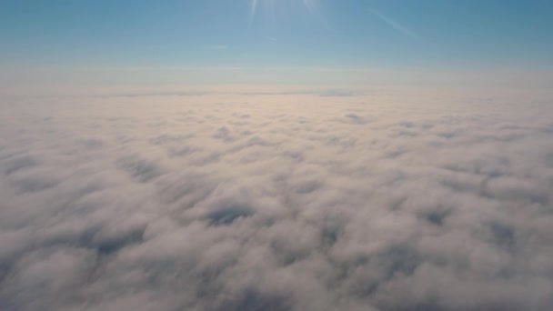 空中展望。霧の中で飛んで、霧の中で飛ぶ。空中カメラ撮影。太陽の方へ雲の上の飛行。霧の多い天気、上からの眺め. — ストック動画