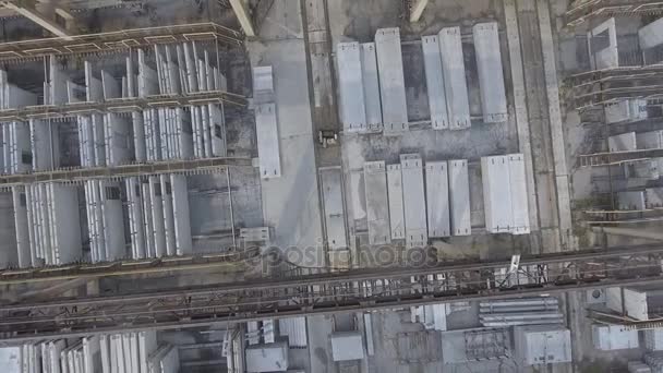 Opstijgen van de drone vanuit magazijn met metalen constructiewerken. Klim in de lucht. Vlucht fabriek over. Opstijgen vanaf manufactory — Stockvideo