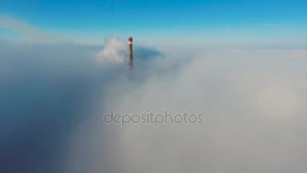 Αεροφωτογραφία. Πετώντας στην ομίχλη, πετώντας στην ομίχλη. Αεροφωτογραφία κάμερας. Πτήση πάνω από τα σύννεφα προς τον ήλιο. Ομιχλώδης καιρός, θέα από ψηλά. — Αρχείο Βίντεο