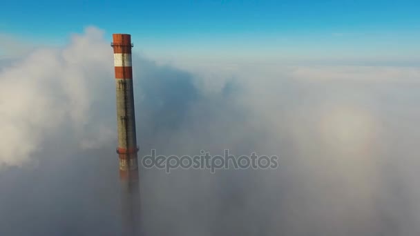 Vista aerea. Volare nella nebbia, volare nella nebbia. Fotocamera aerea scattata. Volo sopra le nuvole verso il sole. Tempo nebbioso, vista dall'alto. — Video Stock