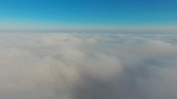 Pemandangan udara. Terbang dalam kabut, terbang dalam kabut. Kamera udara ditembak. Terbang di atas awan menuju matahari. Cuaca berkabut, pandangan dari atas. — Stok Video