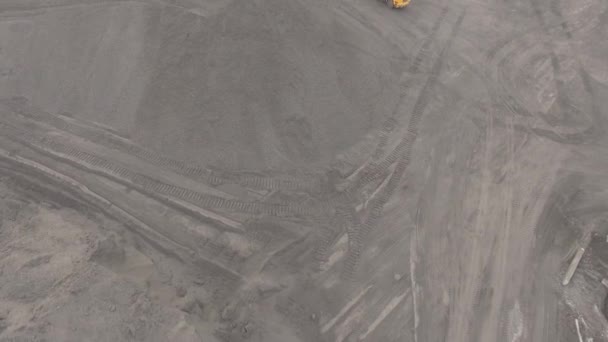 Panorama vue aérienne UHD 4K, mine à ciel ouvert, tri des races, charbon minier, industrie extractive 