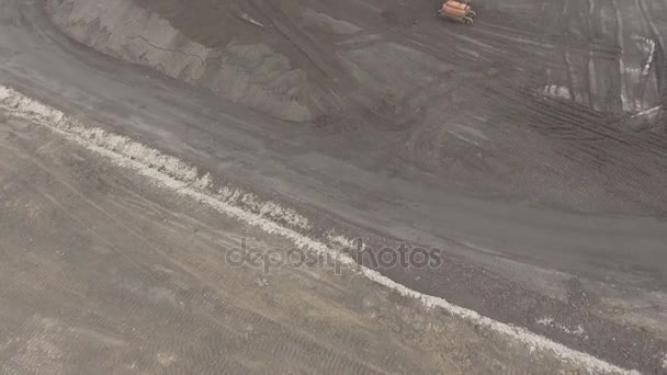 Panorama vista aérea tiro UHD 4K, mina poço aberto, classificação de raça, carvão de mineração, indústria extrativa — Vídeo de Stock