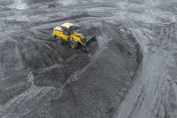 Mina a cielo abierto, selección de razas. Carbón minero. Bulldozer clasifica el carbón. Industria extractiva, antracita. Industria del carbón . — Foto de Stock