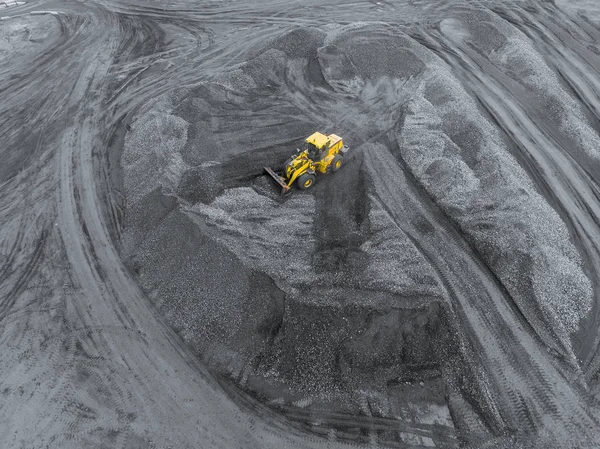 Открытая шахта, сортировка пород. Добыча угля. Бульдозер сортирует уголь. Добывающая промышленность, антрацит. Угольная промышленность . — стоковое фото