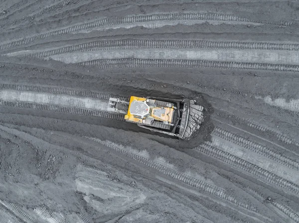 Otwarta kopalnia, sortowanie ras. Węgiel górniczy. Buldożer sortuje węgiel. Przemysł wydobywczy, antracyt. Przemysł węglowy. — Zdjęcie stockowe