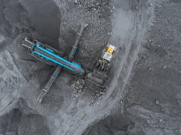 Open pit mine, ras sorteren. Mijnbouw kolen. Bulldozer sorteert kolen. Winningsindustrie, antraciet. Verpletterend marshalling complex. Kolenindustrie. — Stockfoto