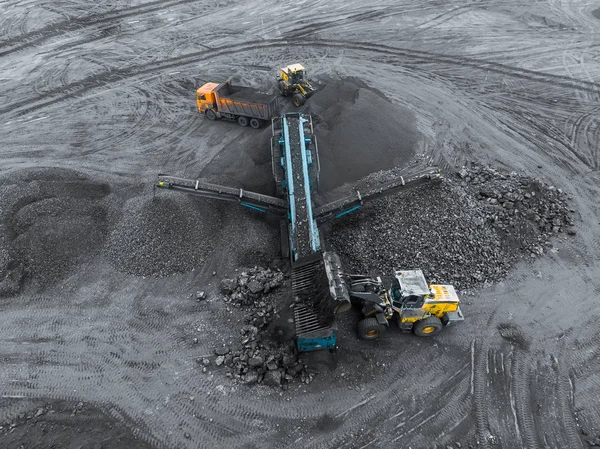 Open pit mine, ras sorteren. Mijnbouw kolen. Bulldozer sorteert kolen. Winningsindustrie, antraciet. Verpletterend marshalling complex. Kolenindustrie. — Stockfoto