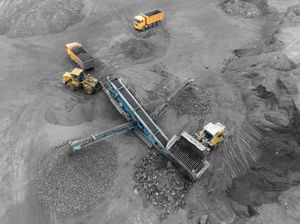 Open pit mine, breed sorting. Mining coal. Bulldozer sorts coal. Extractive industry, anthracite. Crushing marshalling complex. Coal industry. — Stock Photo, Image