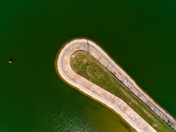 Vista aérea del rompeolas en el mar, topo, muelle, agua de corte —  Fotos de Stock